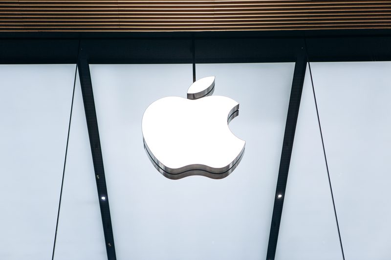 Apple Becomes World’s First Company to Hit $3tn Market Value